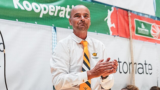 ��f p�seck�ho basketbalov�ho klubu Miroslav Janovsk� ve slu�iv� sr�n� kravat�