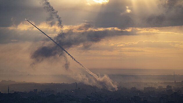 Palestinci z Psma Gazy vyslaj na Izrael rakety. (8. jna 2023)