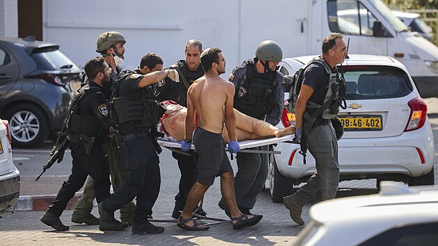 Ozbrojen Palestinci z Psma Gazy vnikli do Izraele. Lid utkaj z domov. Je nejmn sto zrannch. (7. jna 2023)