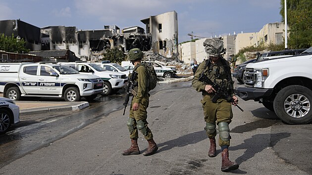 Izraelsk armda u policejn stanice ve mst Sderot, kter bhem soboty obsadil Hams. Ulice pokrvaj tla a trosky. (8. jna 2023)