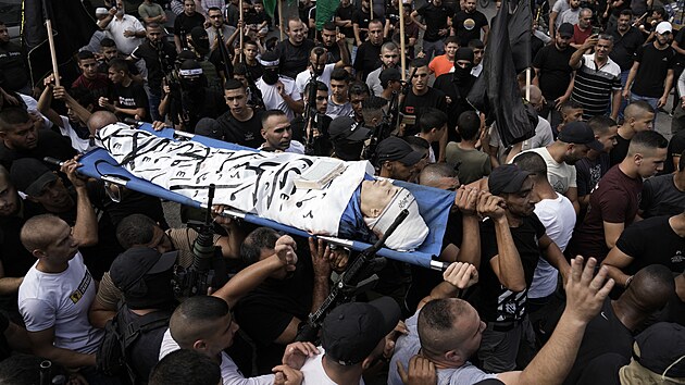 Palestinci truchl a nesou tlo devatenctilet obti zabit bhem pedelho dne pi stetech s izraelskmi jednotkami u msta Nbulus. (8. jna 2023)