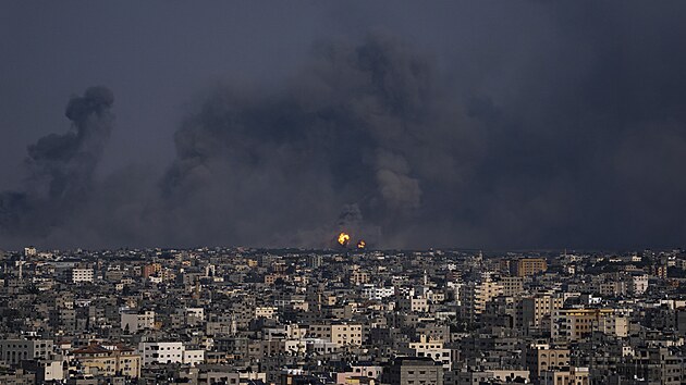 Izrael na útočnou akci palestinského radikálního hnutí Hamás odpověděl odvetnou akcí. Na snímku požár a kouř ve městě Gaza (8. října 2023)