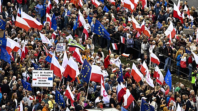 V centru Varšavy se koná protivládní demonstrace. (1. října 2023)