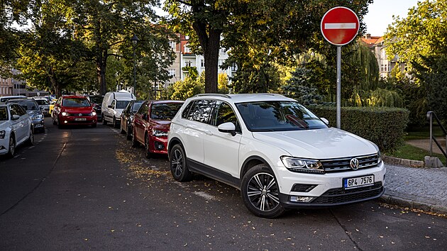 Zapln�n� ulice v okol� Hrad�ansk� v Praze 6 v dob� fotbalov�ho z�pasu na Spart� (30. z��� 2023)