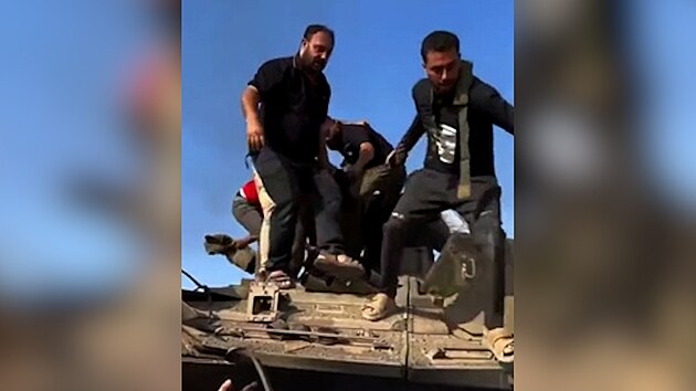 Palestinci zajali izraelsk tank a vyvlekli z nj jeho idie