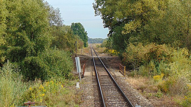 Severoz�padn� dr�ha mezi Chlumcem nad Cidlinou a Starou Pakou byla od po��tku projektov�na jako jednokolejn�.