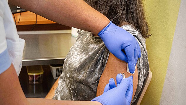 Lékaři ostravské fakultní nemocnice začali očkovat proti nemoci covid-19....