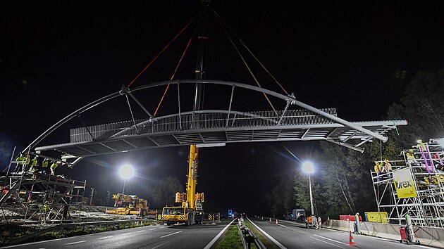 Nov� p�emost�n� d�lnice pro p�� a cyklisty buduje Mnichovo Hradi�t� od dubna. L�vka dlouh� 60 metr� spoj� m�sto s m�stn�mi ��stmi Dobr� Voda a Lhotice. (1. ��jna 2023)