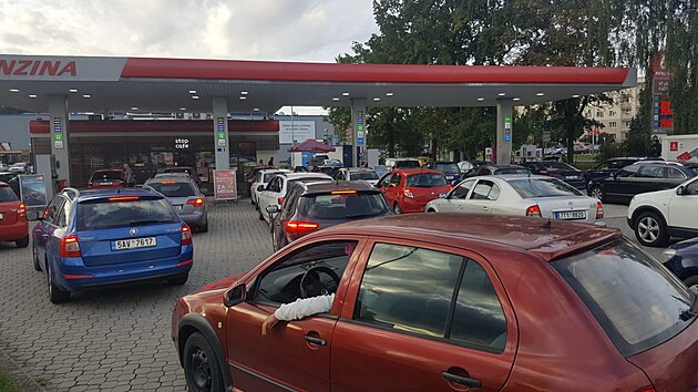 Výrazné snížení cen pohonných hmot na čerpacích stanicích Benzina patřících do polského koncernu Orlen přilákalo řidiče. Na snímku stanice v Náchodě. (1. října 2023)