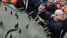 Dmitrij Medvedv na prohlídce výroby tank v továrn Uralvagonzavod v Niném...