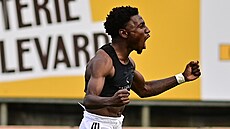 Wale Musa Alli z eských Budjovic oslavuje gól, kterým rozhodl zápas Dynama...