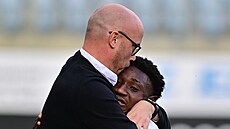 Wale Musa Alli z �eských Bud�jovic (vpravo) oslavuje spolu s vedoucím mu�stva...