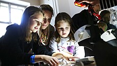 Náv�t�vníci Noci v�dc� proplouvají laborato�emi, p�edná�kovými místnostmi,...