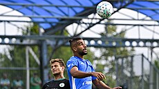 Abdalláh Júsuf z Mladé Boleslavi (vpravo) v souboji s Lukáem Hlkou z...