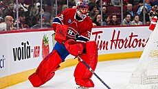 Brankář Jakub Dobeš v dresu Montrealu Canadiens rozehrává v přípravném utkání s...