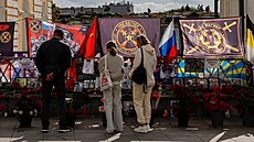 Lidé nav�t�vují provizorní památník Jevgenije Prigo�ina a Dmitrije Utkina v...