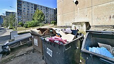 Typický obraz od �eských kontejner�. Vedle popelnic se kupí starý nábytek. 