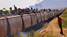 Sm�r USA. Migranti se �ítí p�es Mexiko na nákladním vlaku.