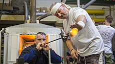 Rodinný podnik. Ve sklárn� rodiny Ladislava Breznického se vyráb�l i dárek pro...