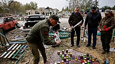 Lidé zapalují svíky a pokládají kvtiny na památku obtí ruského vojenského...