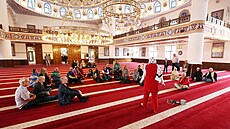 Lidé si během dne otevřených dveří prohlížejí mešitu v Duisburgu. (3. října...