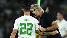 Trenér Betisu Manuel Pellegrini promlouvá k Iscovi, jen� v zápase se Spartou...