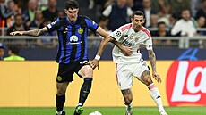 Alessandro Bastoni z Interu (vlevo) v souboji s Ángelem Di Maríou z Benfiky.