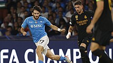 Chvia Kvaracchelija z Neapole (vlevo) v utkání s Realem Madrid.