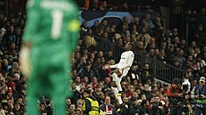 Wilfried Zaha skóruje na Manchesteru United.