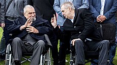 Karel Schwarzenberg a Milo Zeman pi tradiní vzpomínkové akci "Masarykova...