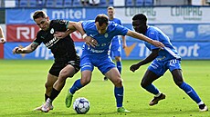 Mladoboleslavský záloník Jakub Fulnek si kryje mí ped Adamem Jánoem z...