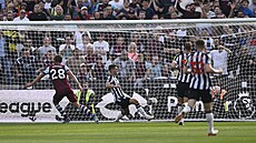 Záloník Tomá Souek z West Hamu stílí gól v utkání proti Newcastlu.