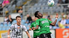 Karvinský zálo�ník David Moses (vpravo) si zpracovává mí� p�ed Patrikem...