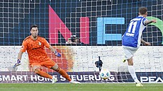 Branká Jií Pavlenka z Werderu Brémy se marn snaí zasáhnout proti stele...