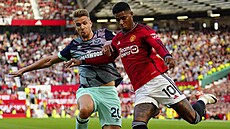 Úto�ník Marcus Rashford z Manchesteru United (vpravo) se sna�í p�ejít s mí�em...