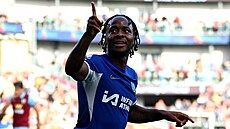 Raheem Sterling z Chelsea se raduje ze svého gólu.