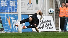Slávistický brankář Aleš Mandous vyráží penaltu v utkání v Teplicích.