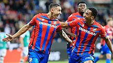 Plzeský záloník Erik Jirka (vlevo) se spolu s Jhonem Mosquerou raduje z...