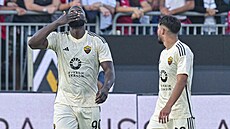 Úto�ník Romelu Lukakum z AS �ím slaví sv�j gól.