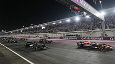 Jezdci jsou seazeni tsn ped startem Velké ceny Kataru