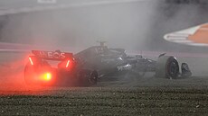 Lewis Hamilton se svým znieným mercedesem bhem Velké ceny Kataru