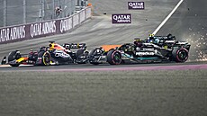 Max Verstappen, Lewis Hamilton a George Russell v tsném kontaktu bhem Velké...