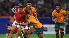 Portugalského ragbistu Manuela Cardosa Pinta se snaí sloit Issak...