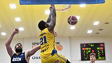 Ústecký Delvon Johnson zav�uje v utkání proti D��ínu.