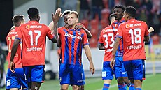 Plzetí fotbalisté se radují z gólu Matje Vydry.