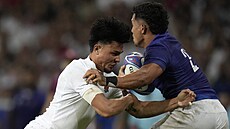 Anglian Marcus Smith (vpravo) se snaí vyhnout Melanimu Matavaovi ze Samoy.