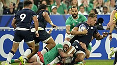 Irská obrana se snaí zastavit Duhana van der Merweho ze Skotska.