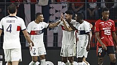 Pa�í��tí fotbalisté oslavují gól A�rafa Hakimiho v utkání proti Rennes.