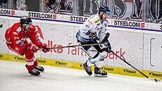 Olomoucký kapitán Ji�í Ondru�ek brání vítkovického úto�níka Jakuba Kotalu.