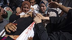 Palestinci oplakávají ob izraelského protiúderu. (7. íjna 2023)